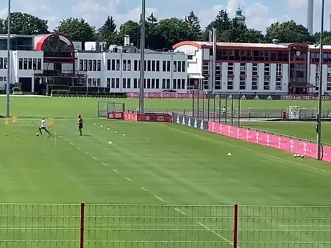 Robben tái hiện hình ảnh "cut inside" kinh điển trên sân tập Bayern