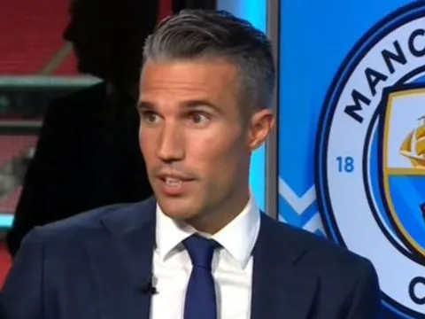 Robin van Persie chỉ ra điểm yếu của người hùng Liverpool sau thất bại trước Man City