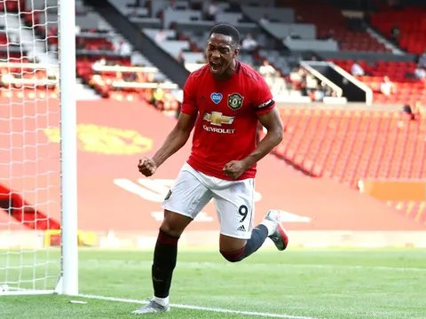 Martial cân bằng thành tích, Van Persie lập tức phá vỡ im lặng