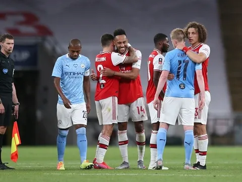 Arsenal khiến Man City ôm hận, Persie 'phát cuồng' vì 1 cái tên