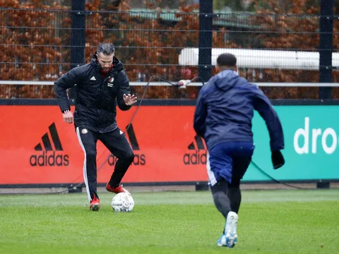 Robin van Persie thị phạm cho học trò trong ngày đầu làm HLV