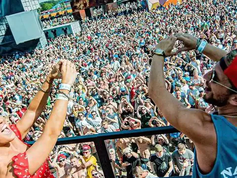 Rời Napoli, sao tuyển Bỉ quẩy điên cuồng trong lễ hội nhạc rock