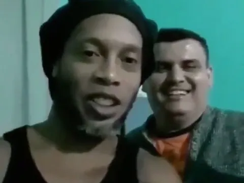 Ronaldinho lộ diện mạo gây bất ngờ ở trong tù