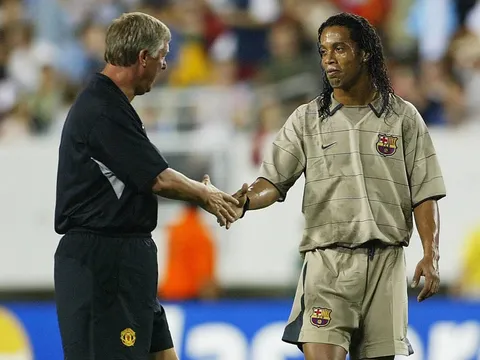 "Ronaldinho suýt đến Man Utd, thậm chí chúng tôi đã để số áo cho anh ấy"