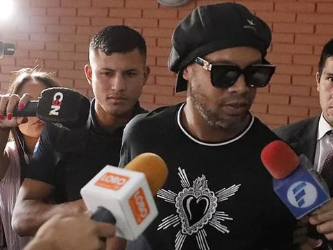 Ronaldinho thoát khỏi nhà tù sau 32 ngày bị giam giữ