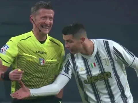 Ronaldo tiến đến đòi xem đồng hồ, trọng tài rút tay nhoẻn miệng cười