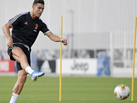 Ronaldo, De Ligt và đồng đội miệt mài 'luyện công' cùng HLV Sarri