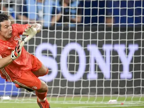 Ronaldo ghi bàn nhưng đừng quên 'Ông già 41 tuổi' này