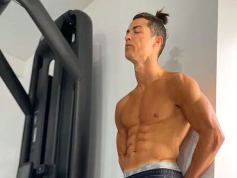 Ronaldo khoe body đỉnh cao trong lúc chống dịch