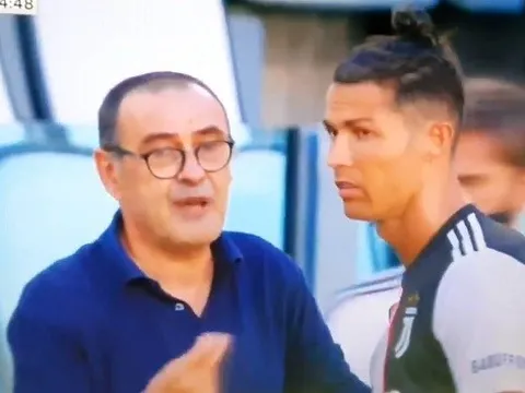 Ronaldo lắc đầu khi được Sarri ra chỉ đạo