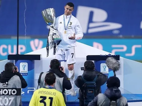 Ronaldo liên tục "sống ảo" sau khi giành danh hiệu thứ 4 cùng Juve