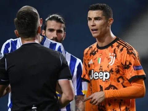 Ronaldo "nổi điên" với trọng tài sau khi Juve mất penalty phút 90+4