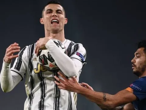 Ronaldo quá tệ hại, "nổi điên" với đồng đội ngay trên sân