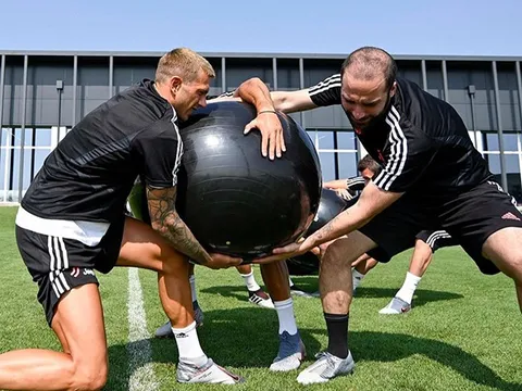 Ronaldo quay trở lại Ý, đồng đội có bài tập 'siêu lạ' cùng Sarri