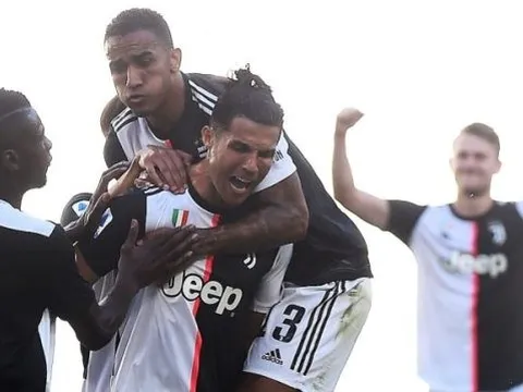 Ronaldo sút phạt thành bàn sau hơn 2 năm, Juve thắng đậm trận derby