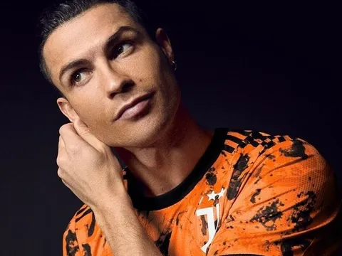Ronaldo tạo dáng nữ tính trong bộ ảnh mẫu áo đấu thứ ba của Juventus
