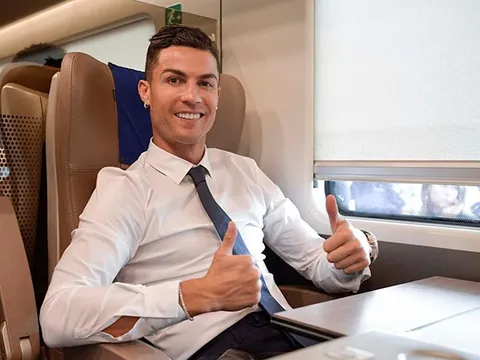 Ronaldo và đồng đội diện vest lịch lãm, chờ trận khai màn Serie A