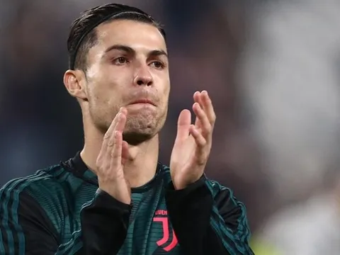Trở lại Champions League, Sarri đưa Ronaldo “lên mây”