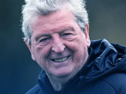 CHÍNH THỨC! HLV cao tuổi nhất lịch sử Premier League có hợp đồng mới