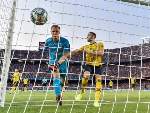 Fan Arsenal tức giận: "Bán Mustafi và gã ngốc đó đi"