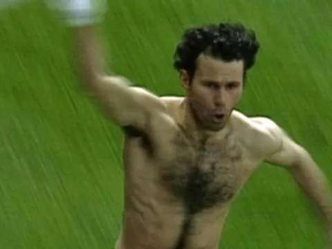 Ryan Giggs xấu hổ khi nhớ lại cách ăn mừng bàn thắng kinh điển vào lưới Arsenal