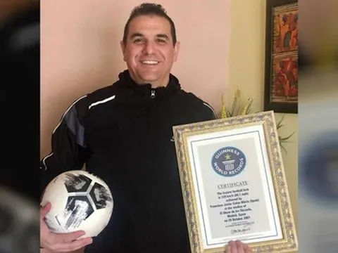Chuyện lạ về cầu thủ sút mạnh hơn Roberto Carlos và Ronaldo