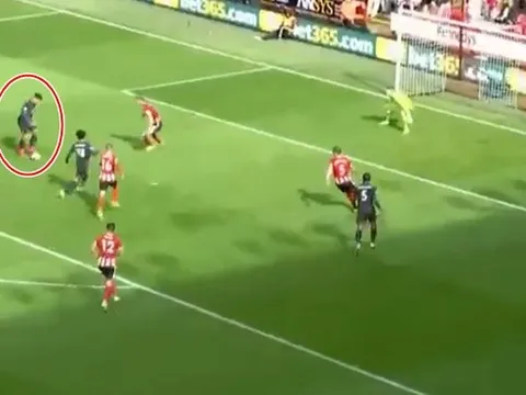 'Đáng lý Firmino nên thực hiện cú sút'