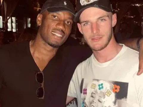 Declan Rice gặp gỡ "huyền thoại Chelsea" trong kỳ nghỉ