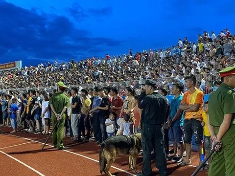 Sân Hà Tĩnh "vỡ", Ban kỷ luật VFF khó xử nặng