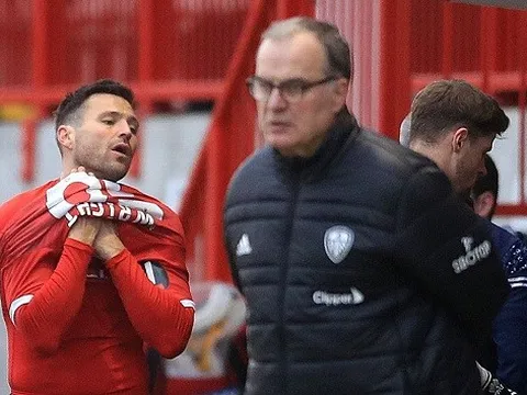 Sản phẩm lò Arsenal ra mắt bóng đá chuyên nghiệp ở tuổi 33