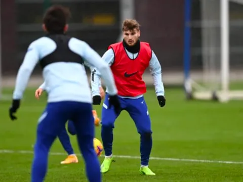 2 viện binh trở lại, sân tập Chelsea vẫn khá căng thẳng