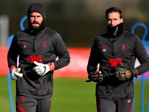 Sân tập Liverpool rộn ràng, lộ thái độ của Alisson trước trận đại chiến