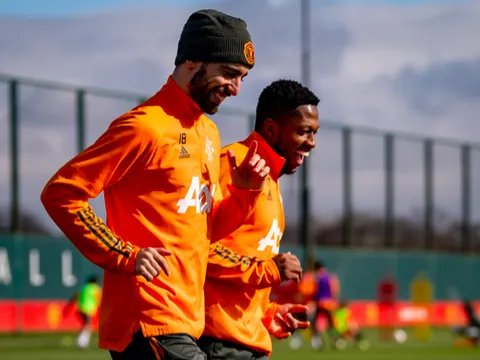 Sân tập Man Utd rộn ràng trước trận đánh lớn