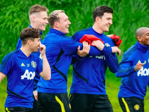 Sân tập Man Utd rộn tiếng cười, Maguire như "gã hộ pháp"
