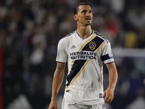 Sang Mỹ, Ibrahimovic vẫn bị 'truyền thống' của Man United đeo bám