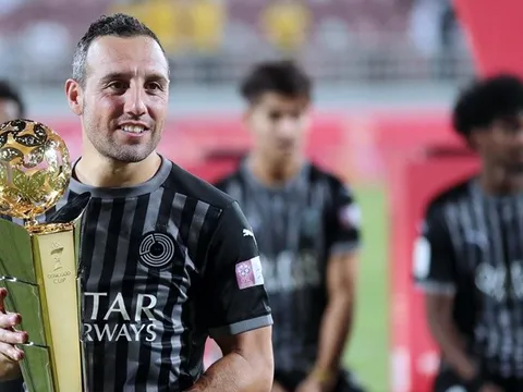 'Phù thủy nhỏ' Arsenal quá đẳng cấp, cùng Xavi khuynh đảo đất Qatar