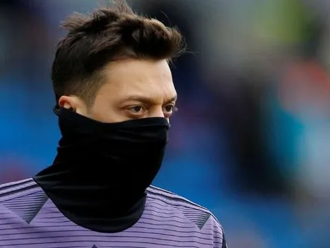 Sao Arsenal bị huyền thoại chỉ trích 'nước mắt cá sấu'