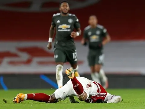 Sao Arsenal la hét thất thanh khi va chạm cực mạnh với Maguire