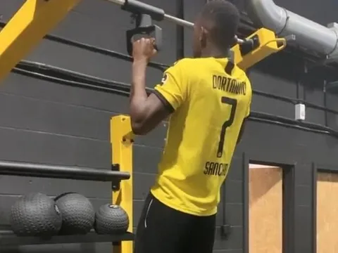 Sao Bundesliga gặp đại họa khi mặc áo của Jadon Sancho