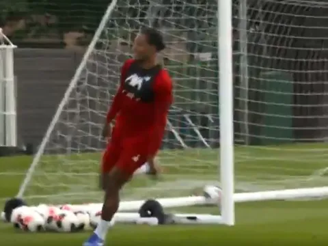 Sao Liverpool "cà khịa" Arsenal trên sân tập