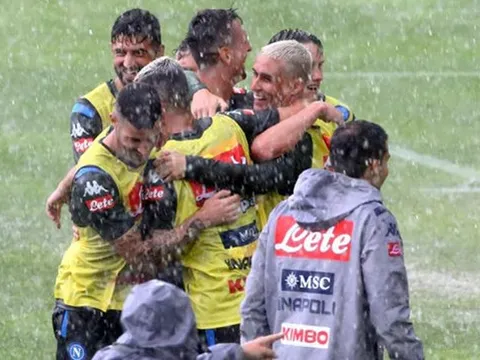 Sao Napoli hóa 'trẻ con', hồn nhiên tắm mưa đá bóng