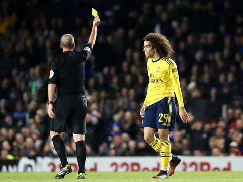 Sao trẻ Arsenal bị thẻ vàng vì lý do khó đỡ