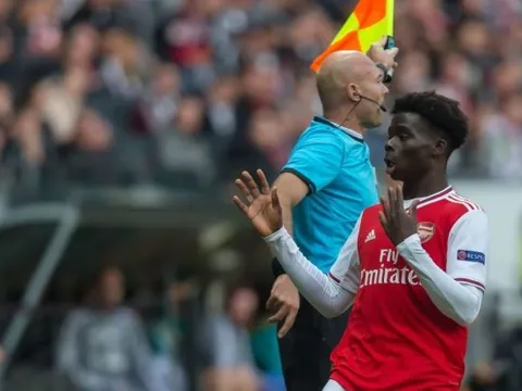 Sao trẻ Arsenal hay hơn cả Pepe: "Tôi không hiểu Unai Emery nói gì"