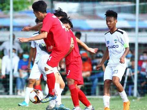 Sao U19 HAGL bị chơi xấu, hứng trọn cú "song phi" vào vùng bụng