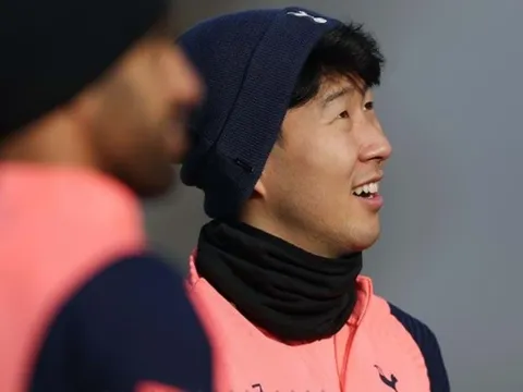 Sắp đụng độ 'bé bự', Son Heung-min chơi trò lạ trên sân tập