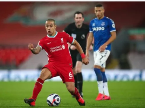 Sau 12 trận, nhạc trưởng Liverpool đã để lộ "điểm yếu chí tử"