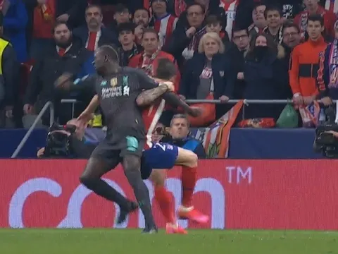 Sau Salah, đến lượt Mane nếm mùi 'khóa tay kiểu Ramos'