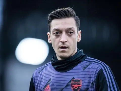 Sau tất cả, Ozil vạch trần sự thật cay đắng về việc từ chối giảm lương