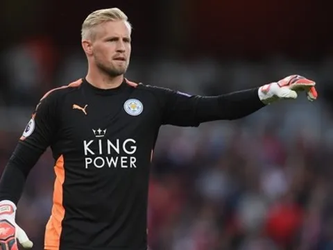 Schmeichel lần đầu hứng chịu 18 lần bắn phá mùa này