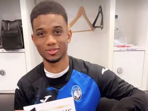 Tân binh M.U khoe "hàng độc" trước giờ tới OTF ký hợp đồng